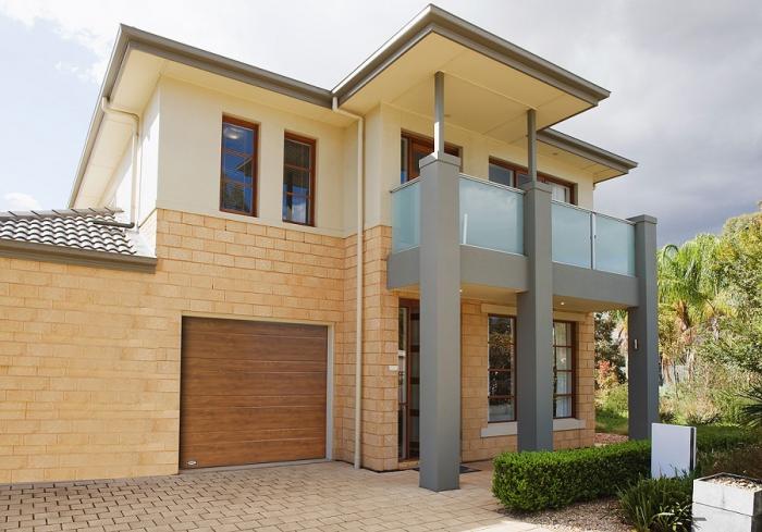 Když už vybíráte kvalitní vchodové dveře, nezapomínejte ani na kvalitní garážová vrata!