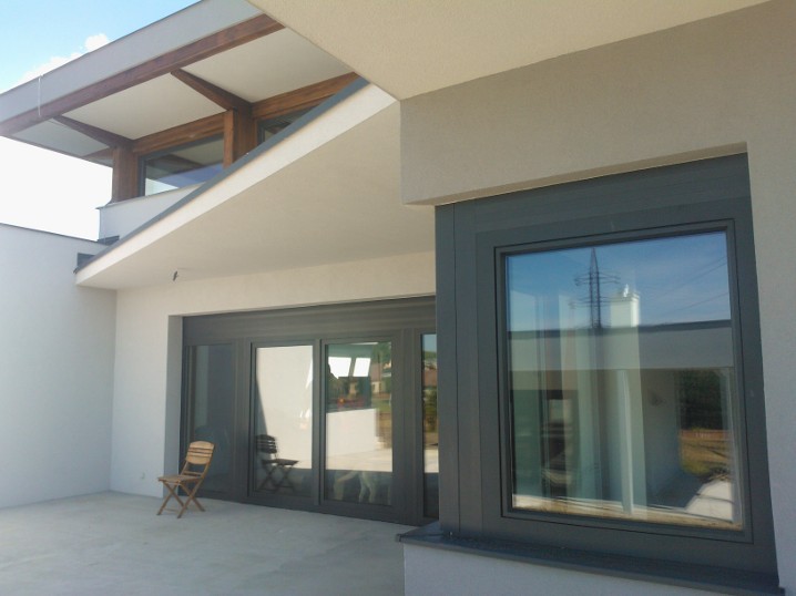 Spojení přírodního dřeva a kvalitního hliníku přináší do oblasti oken zcela unikátní vlastnosti