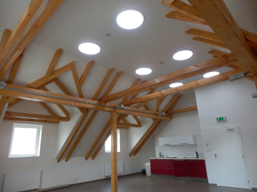 Jak přivést do skladů a výrobních hal mnohem více denního světla? Využijte světlovody Solatube!