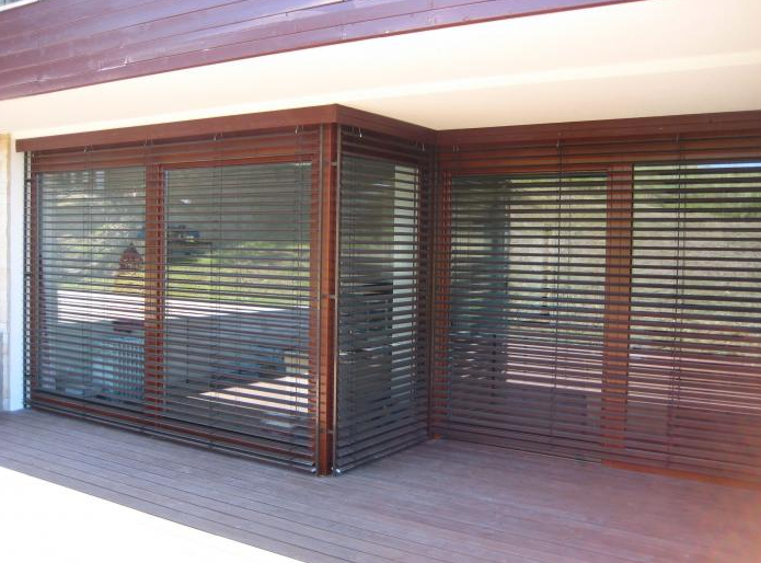 Uvažujete o exteriérovém stínění? Zvolíte rolety nebo žaluzie?