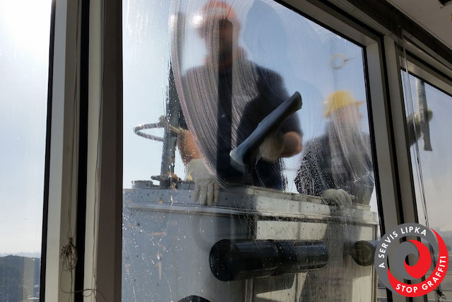 Víte, kdo Vám zajistí perfektní mytí, čištění a impregnaci oken, fasád a markýz?