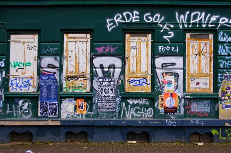Graffiti na fasádě – co dělat?