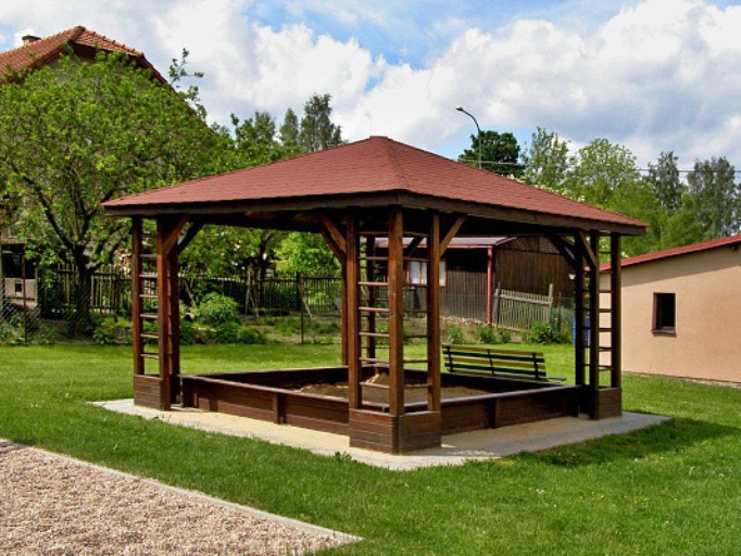 Zahradní altán může být příjemným místem pro společná setkání