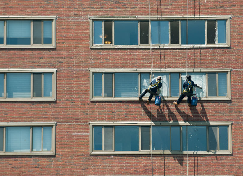 Výškové mytí celoplošných oken a skleněných fasád. Práce ve výškách, čištění fasád Praha 1