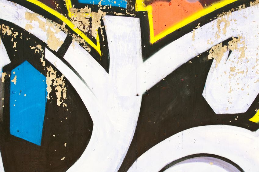 Kdo umí kvalitní odstraňování graffiti a výškové čištění fasád na Praze 2