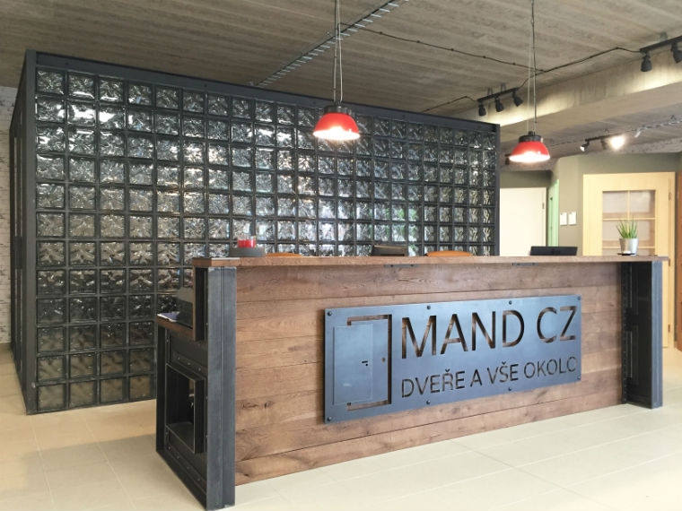 Masivní dřevěné dveře do interiéru jsou nenahraditelné