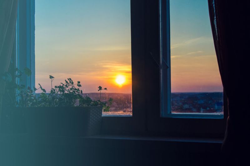 Leštění oken na sucho je namáhavé, ale vyplatí se