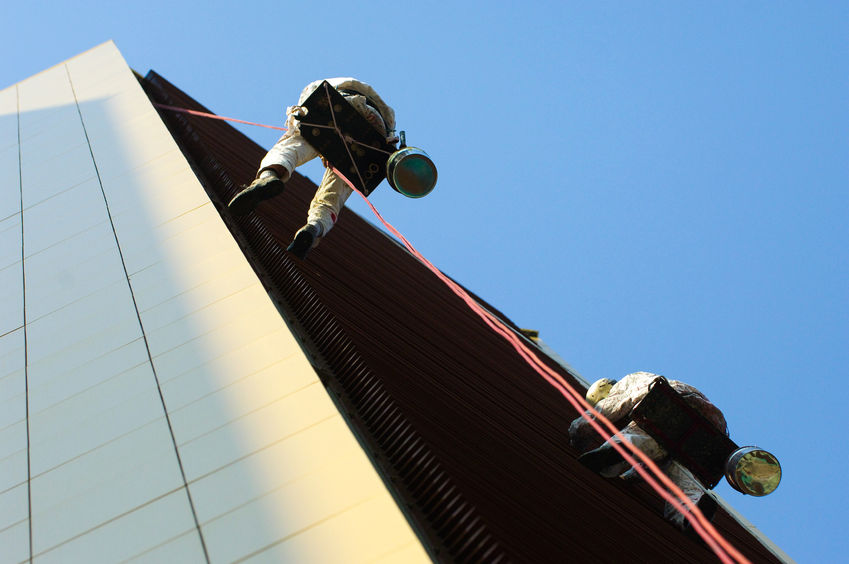 „Práce ve výškách Praha“ – spolehlivé mytí oken a skel ve výšce