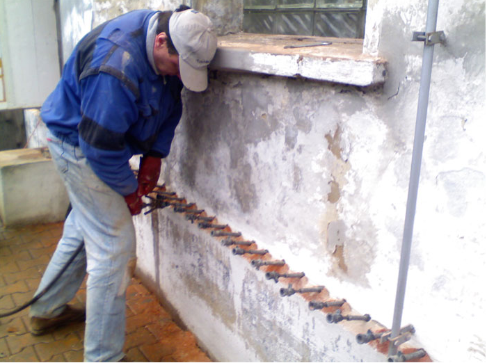 Chemická injektáž zdiva: Způsob, jak se neinvazivně vypořádat s pronikáním zemní vlhkostí