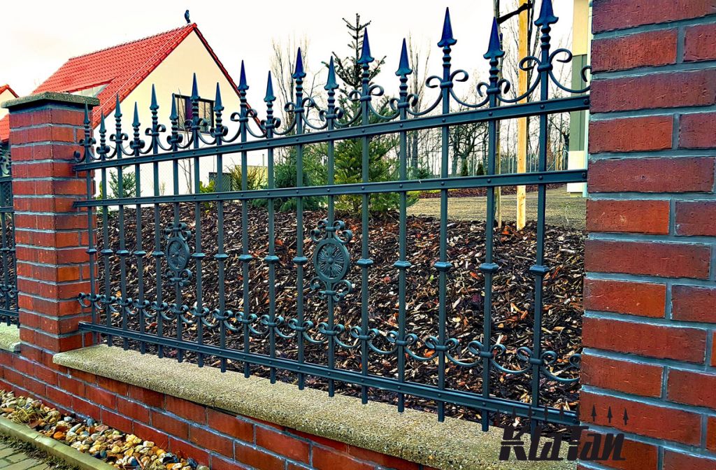 Rustikální i standardní kované ploty mají estetickou a bezpečnostní funkci