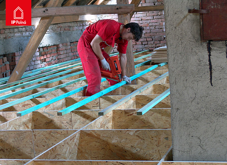 Proč se rozhodnout pro izolaci stropu před klasickým fasádním zateplením