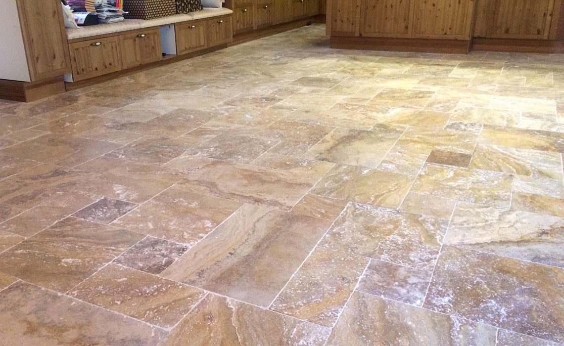 Travertin sluší podlahám i zdím