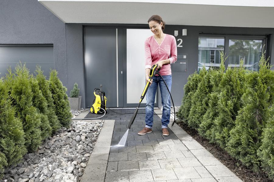 Jak na úklid chodníčků, mech mezi dlaždicemi či špinavý zahradní nábytek?