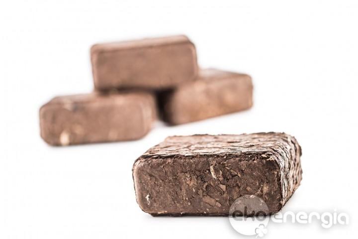 Chladné večery prohřejí dřevěné brikety