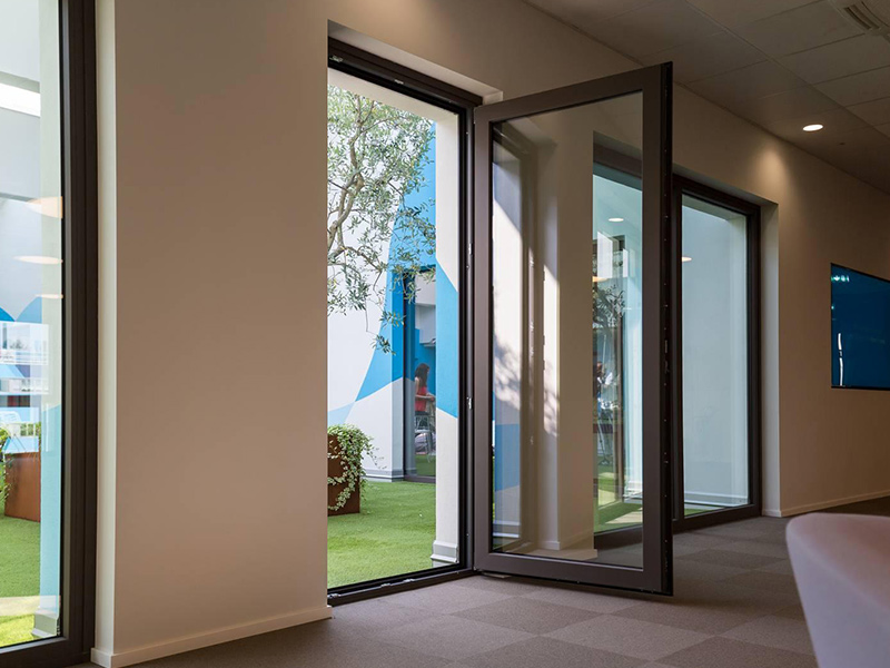 Nový trend barevných dekorací plastových oken