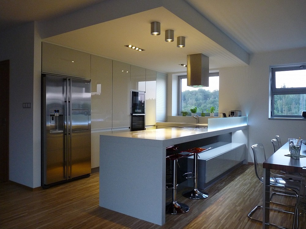 Kuchyně na míru: Jaké výhody přináší realizace na klíč?