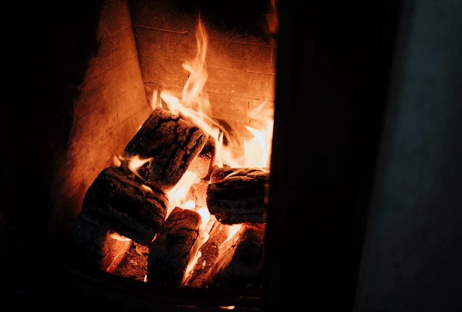 Šetří a hřejí: dřevěné brikety