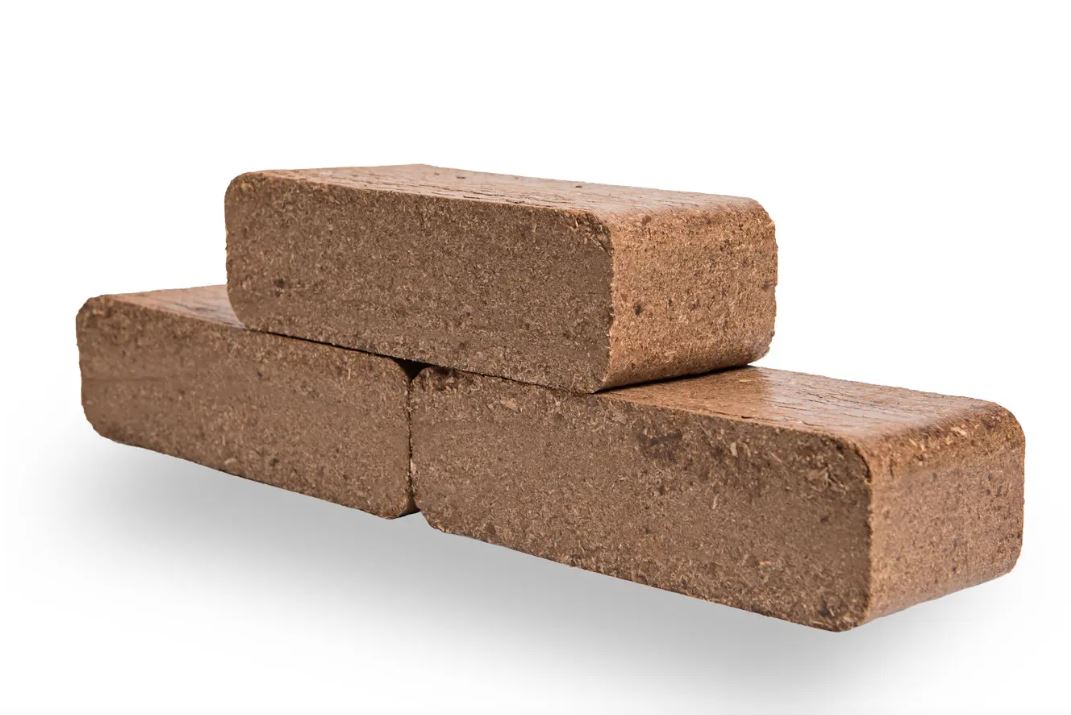 Na topení zvažte dřevěné brikety, jejich výhody vás překvapí