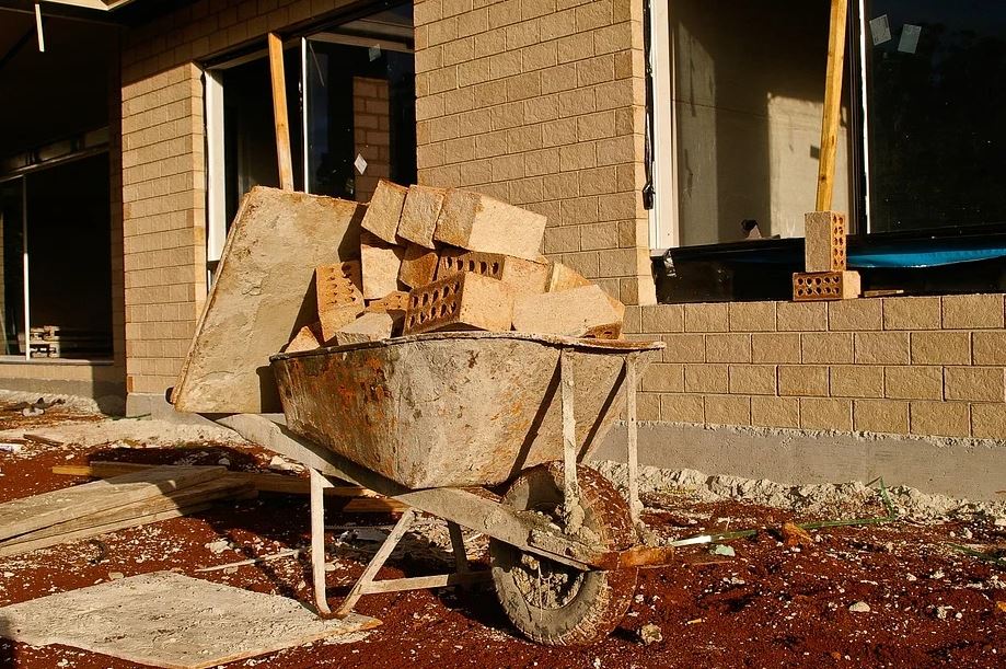 Stavba svépomocí či rodinný dům na klíč. Která možnost se vyplatí víc?