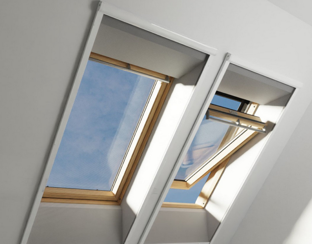 Ani střešními okny se k vám nedostanou hmyz, pohledy obyvatel sousedící výškové budovy nebo nechtěné paprsky slunce