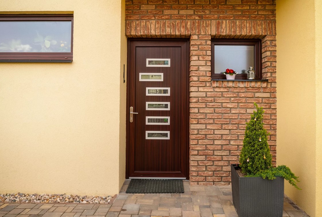 Dveře s vysoce bezpečnostním kováním