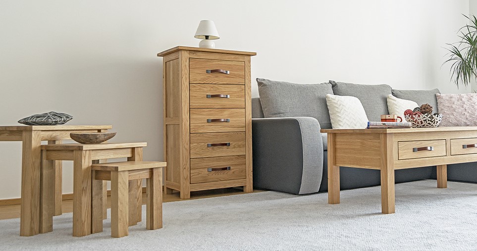 S dubovým nábytkem pouze do srubu? I v domácnosti vytvoří půvabný styl