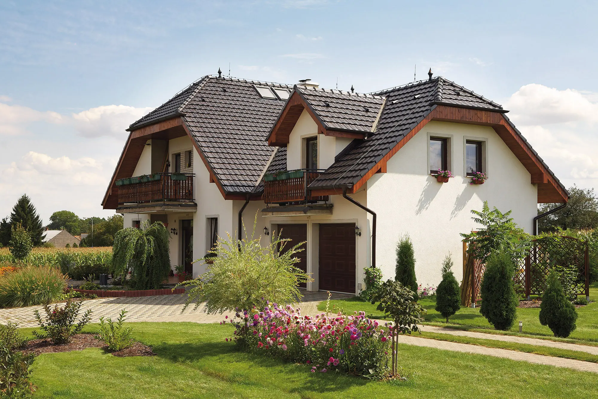 Je lepší střešní krytina z plechu, nebo pálené tašky? Známe výhody obou variant