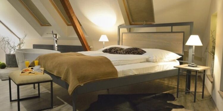 Kovová nebo dřevěná postel? Jaké mají pro a proti?