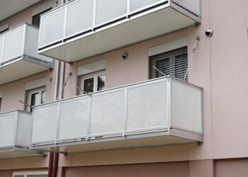 Moderní kotvení balkonů: Stropní táhla jako revoluční řešení