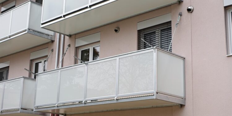 Moderní kotvení balkonů: Stropní táhla jako revoluční řešení